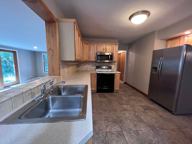 Building Photo - East Grand Rapids Schools - 4 bedroom home