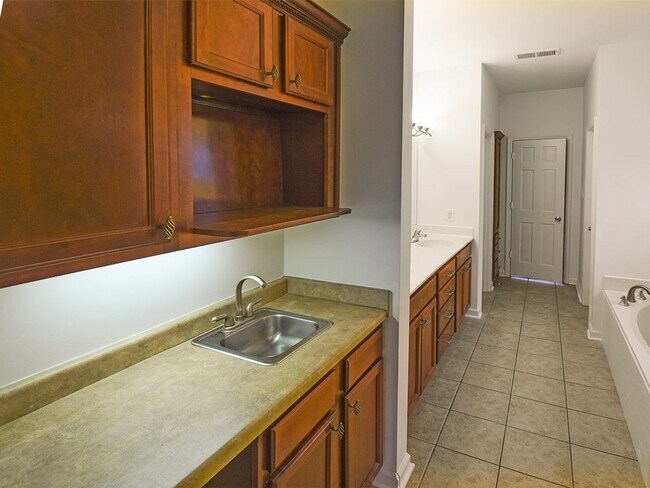 Building Photo - GORGEOUS 4 bed, 3.5 bath home near Macon a...
