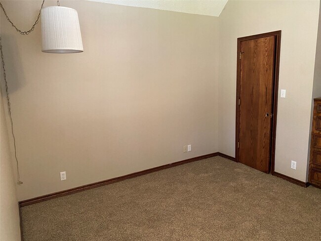 Building Photo - 301 Jansen Dr