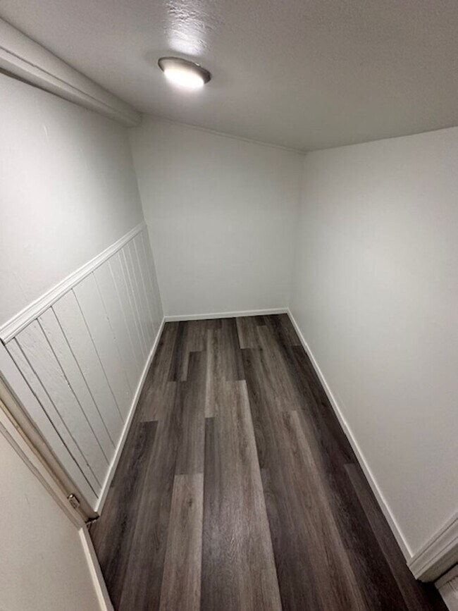 Building Photo - Cozy  3Bd duplex with utilities included! Available now! Call me today