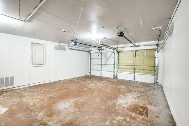 Building Photo - Updated 3BD with Granite Counters