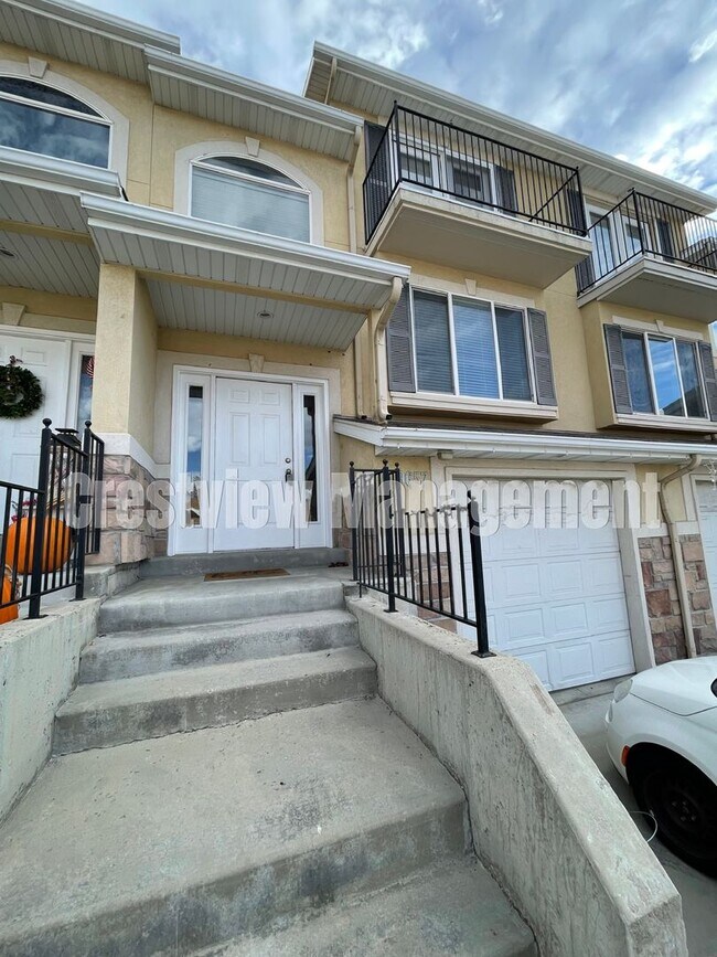 Building Photo - Charming 3-Bedroom Townhome with Garage in Sandy - Get $300 off First Month's Rent!