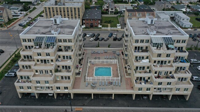 Building Photo - 450 W Broadway