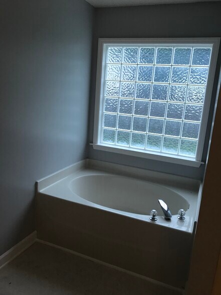 Building Photo - 1950 Hawkcrest Ct