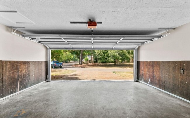 Building Photo - Live Where Convenience Meets Comfort in Lakebend!