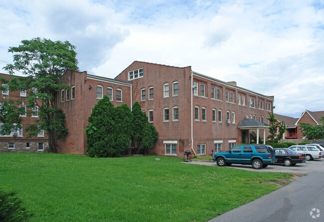 Building Photo - MH | 430 N West St