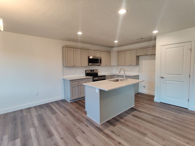 Building Photo - Newer Home for Rent in Benton City