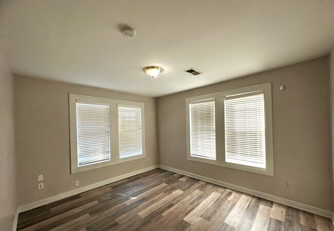 Building Photo - RHODES AREA 4 Bedroom /2.5 Bath House! Gorgeous New Floors