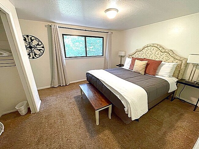 Building Photo - Mountain Retreat Home in Summit Park