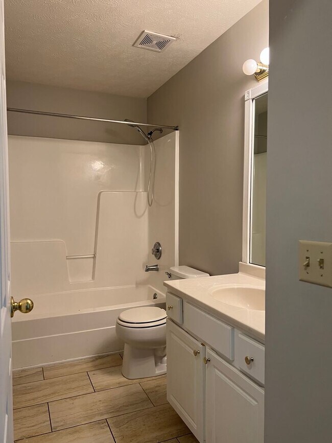 Building Photo - Well-Located 4 Bedroom with Versatile Living Space!!
