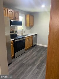 Building Photo - 452 Graythorn Rd