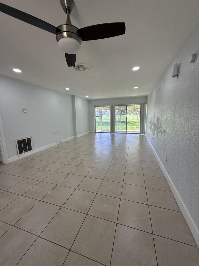 Building Photo - 9640 Oakburst Ln