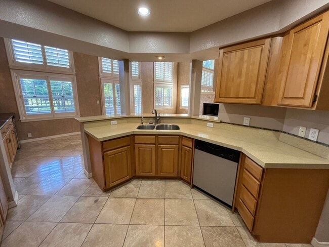 Building Photo - Hampton Court (Mililani Mauka) - Must see!!  3 bedrooms, central A/C, large 1745 sf, 2 story