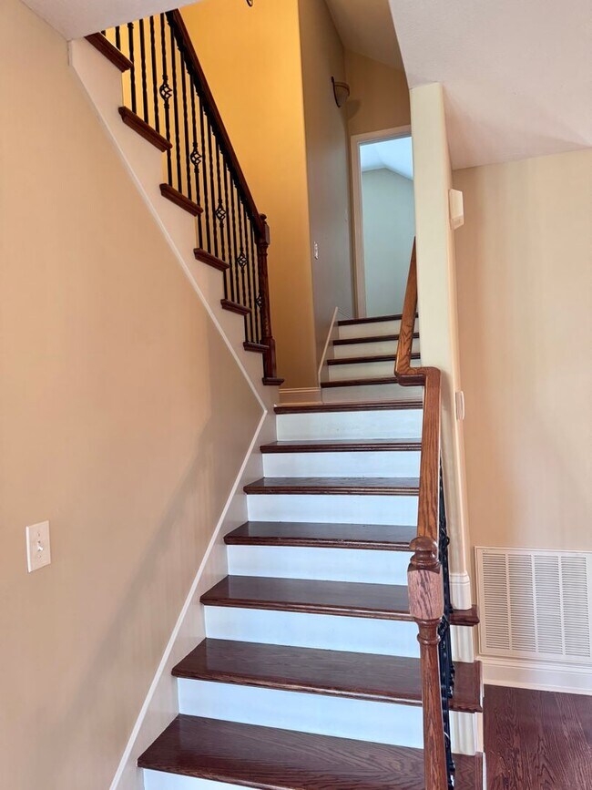 Building Photo - Beautiful Home Located in Farmington Subdivision. 3 Bedrooms, 3.5 baths, Bonus with Wet Bar!
