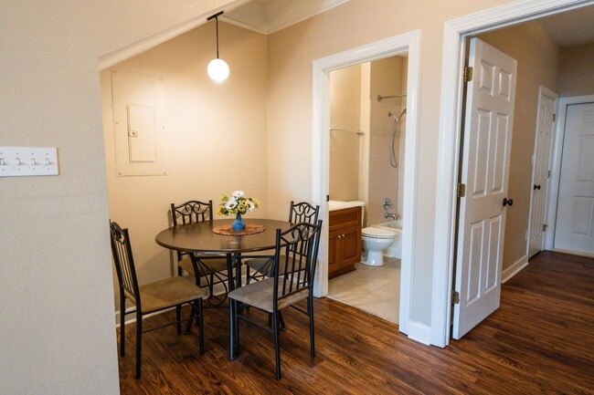 Building Photo - Super cute 3 Bedroom/3Bathroom Townhome in...