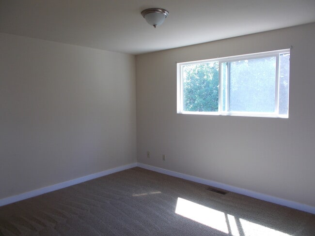 Building Photo - Spacious 4 Bedroom in Beacon Hill!  Lots of Updates, Perfect Location!