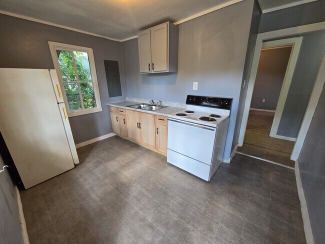 kitchen - 2081 Tuskegee Rd