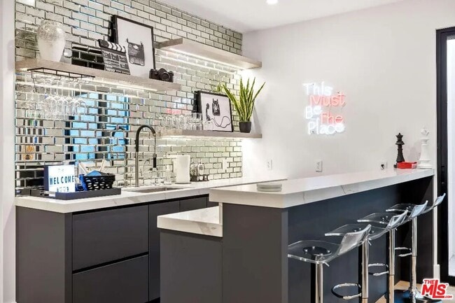 Building Photo - 6201 Lindenhurst Ave