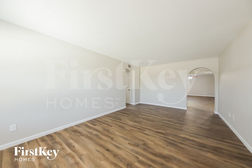 Building Photo - 1419 W Ross Ave