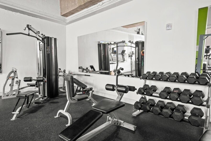 Building Photo - 1228 West Ave