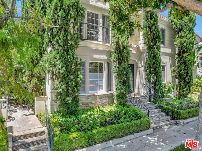 Building Photo - 361 1/2 S Doheny Dr