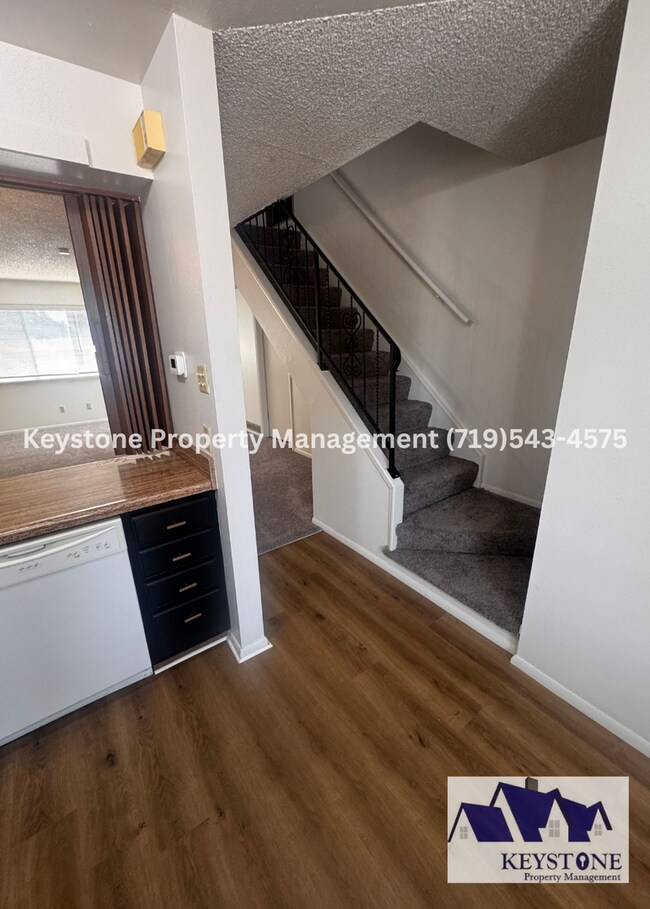 Building Photo - Updated 2 Bedroom Belmont Townhome with Attached Garage & Fenced Yard $1300/$1300