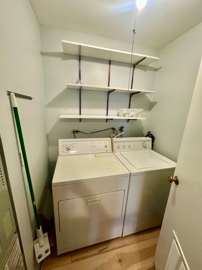 Building Photo - 330 Hampton Ct