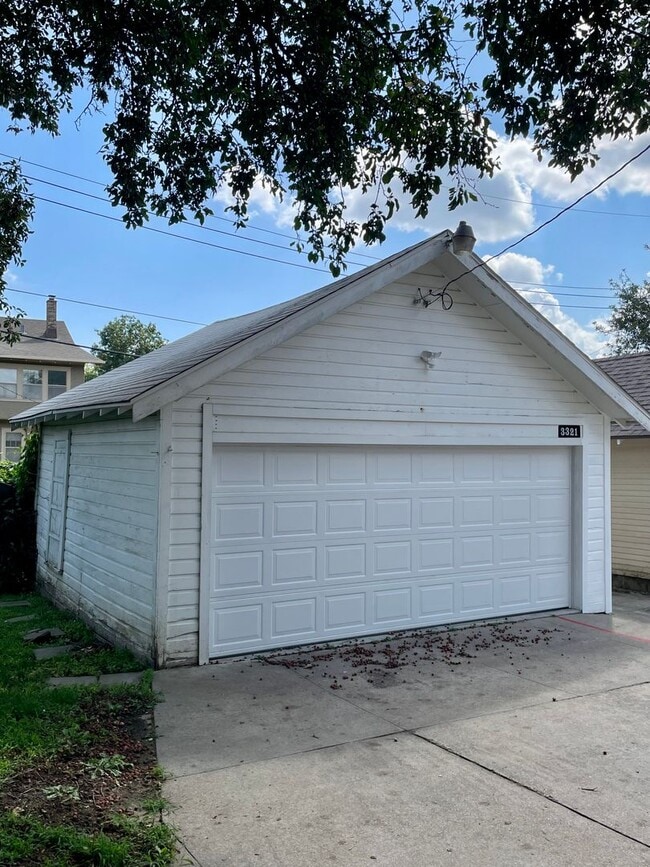 Building Photo - Beautiful & Spacious 3 Bedroom Rental Home...