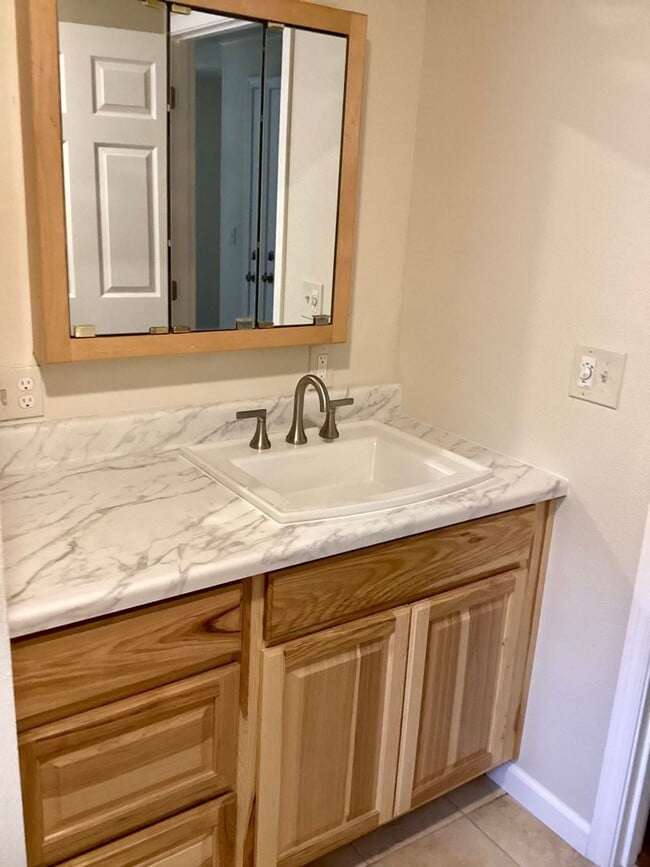 Building Photo - Renovated 4 bed 2 bath with large yard and...