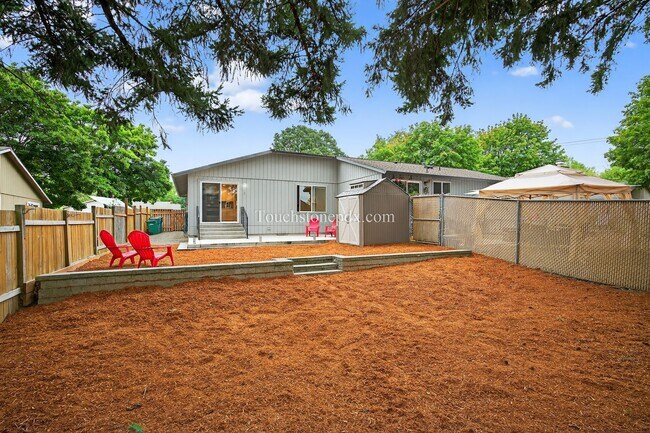 Building Photo - 119 SE Sweetbriar Ln