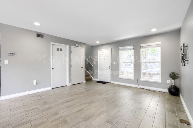 Building Photo - 1201 Galapago St