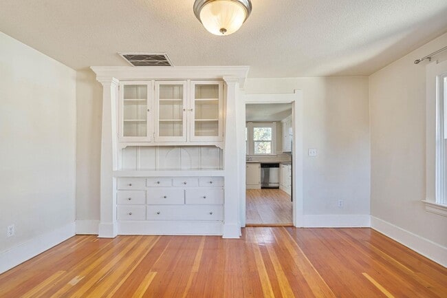 Building Photo - Charming, vintage 2-bdrm/1-bath upper in Richmond neighborhood. W/D, storage, off-street parking
