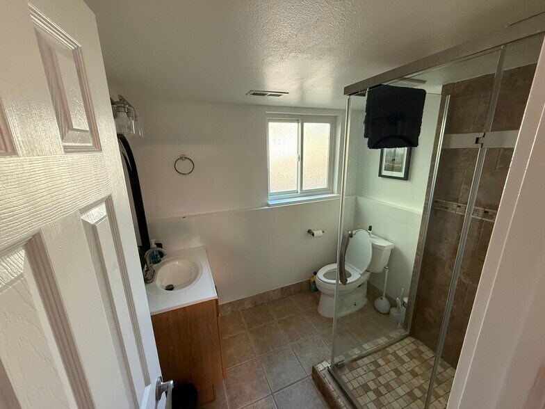 Building Photo - 805 Heather Dr