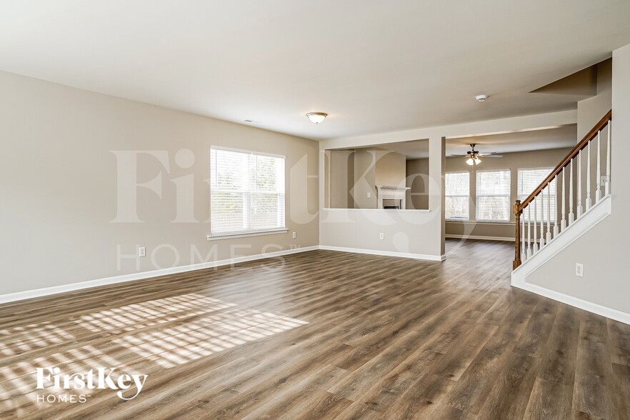 Building Photo - 204 Hillview Dr