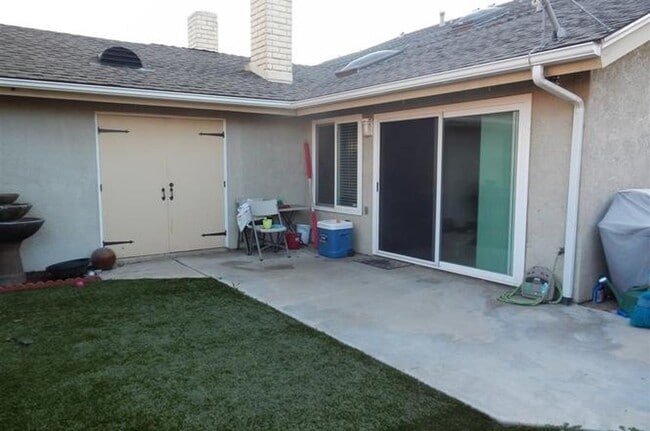 Building Photo - Two-Story 3 Bed, 2 Bath Townhome with Garage