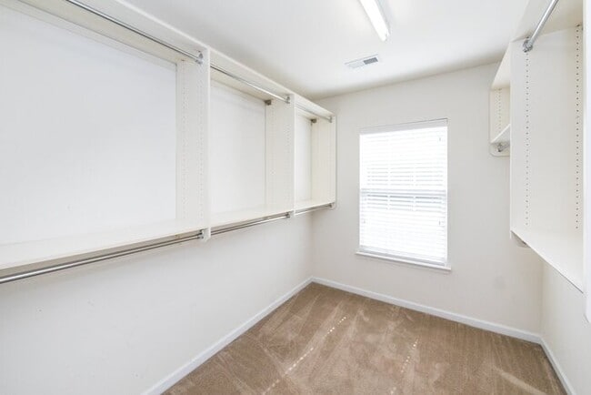 Building Photo - Beautiful 3BD/2.5BA Townhome in the Lions Gate Community!