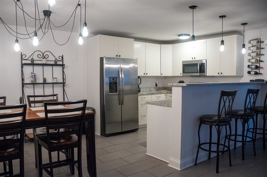 Building Photo - 1550 N Warren Ave