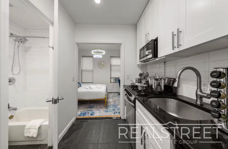 Primary Photo - Modern 2BR/1BA in Prime Lower Manhattan | Fast Access to Midtown & Google HQ