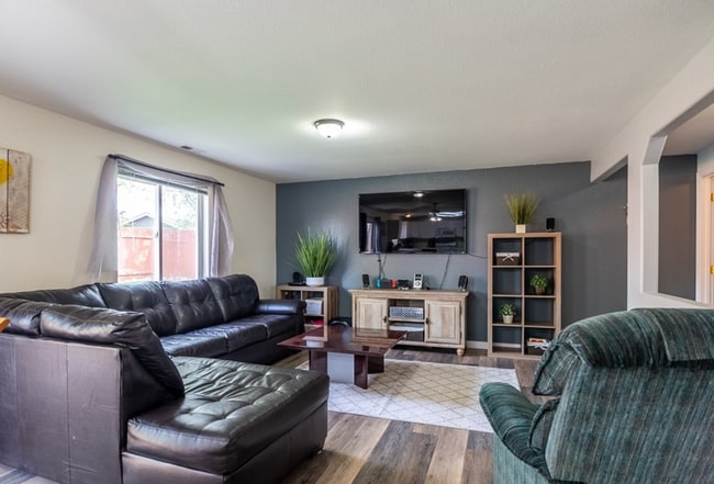 Building Photo - Large 4 Bedroom 2 Bathroom Pet Friendly Home