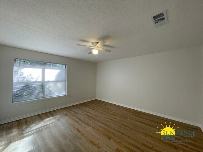 Building Photo - Newly Renovated 2BR Townhouse in Fort Walt...