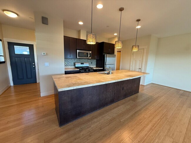 Building Photo - Application Pending - 2 Bedroom Townhouse For Rent In White Salmon