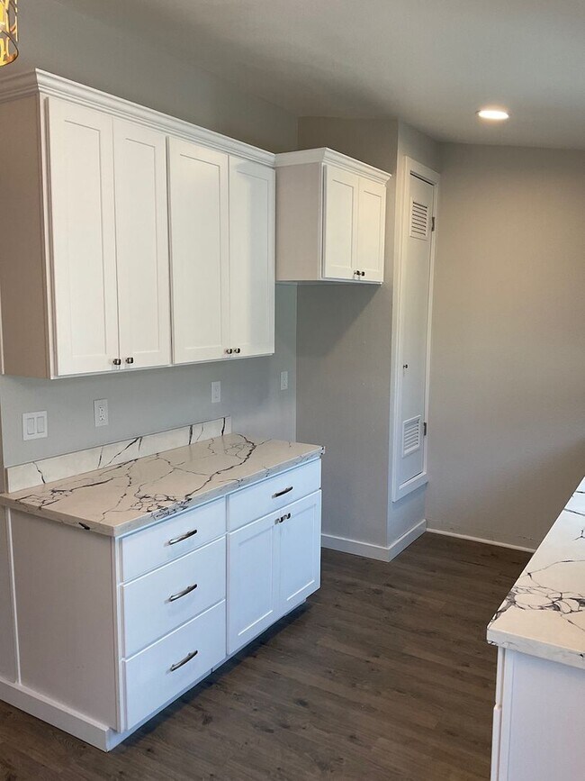 Building Photo - Nicely remodeled 1bd apt close to downtown