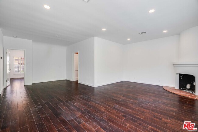 Building Photo - 741 Chautauqua Blvd