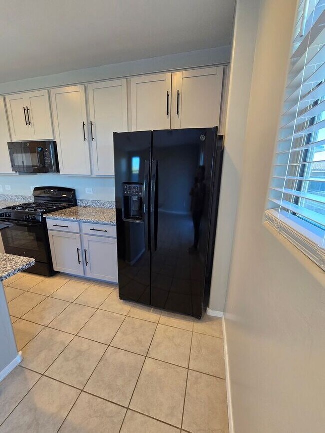 Building Photo - MOVE IN SPECIAL!! 3 Bedroom/ 2 Bath Red Rock Oasis