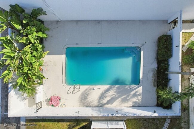 Building Photo - DOWNTOWN ~ Luxury Gene Leedy Townhouse ~ with Community Pool