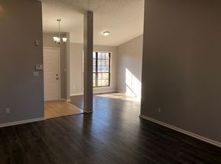 Building Photo - Beautifully Renovated 3 Bedroom 2 Bath Hou...