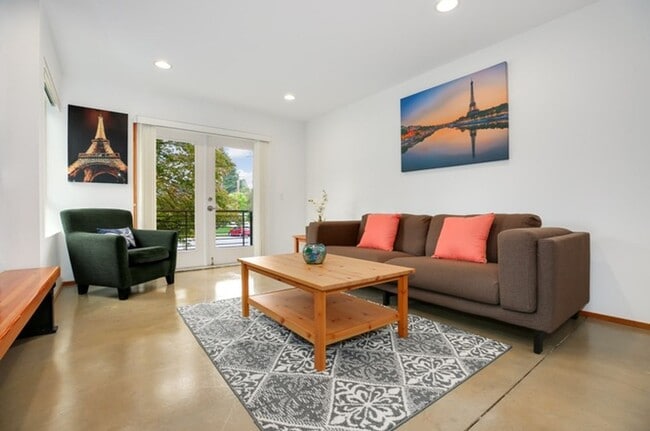 Building Photo - Stunning Modern 3 Bed / 2.5 Bath Townhome in Beautiful Maple Leaf Neighborhood