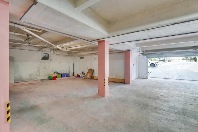 Building Photo - 1173 Hillsboro Mile Unit 22