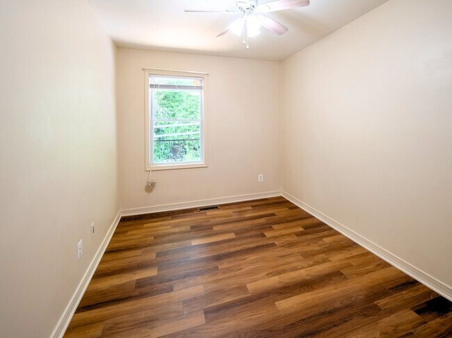 Building Photo - 10 Oak Dr