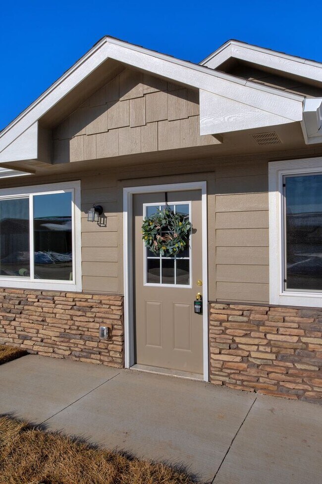 Building Photo - 3 Bedroom, Single-story Townhomes for rent...